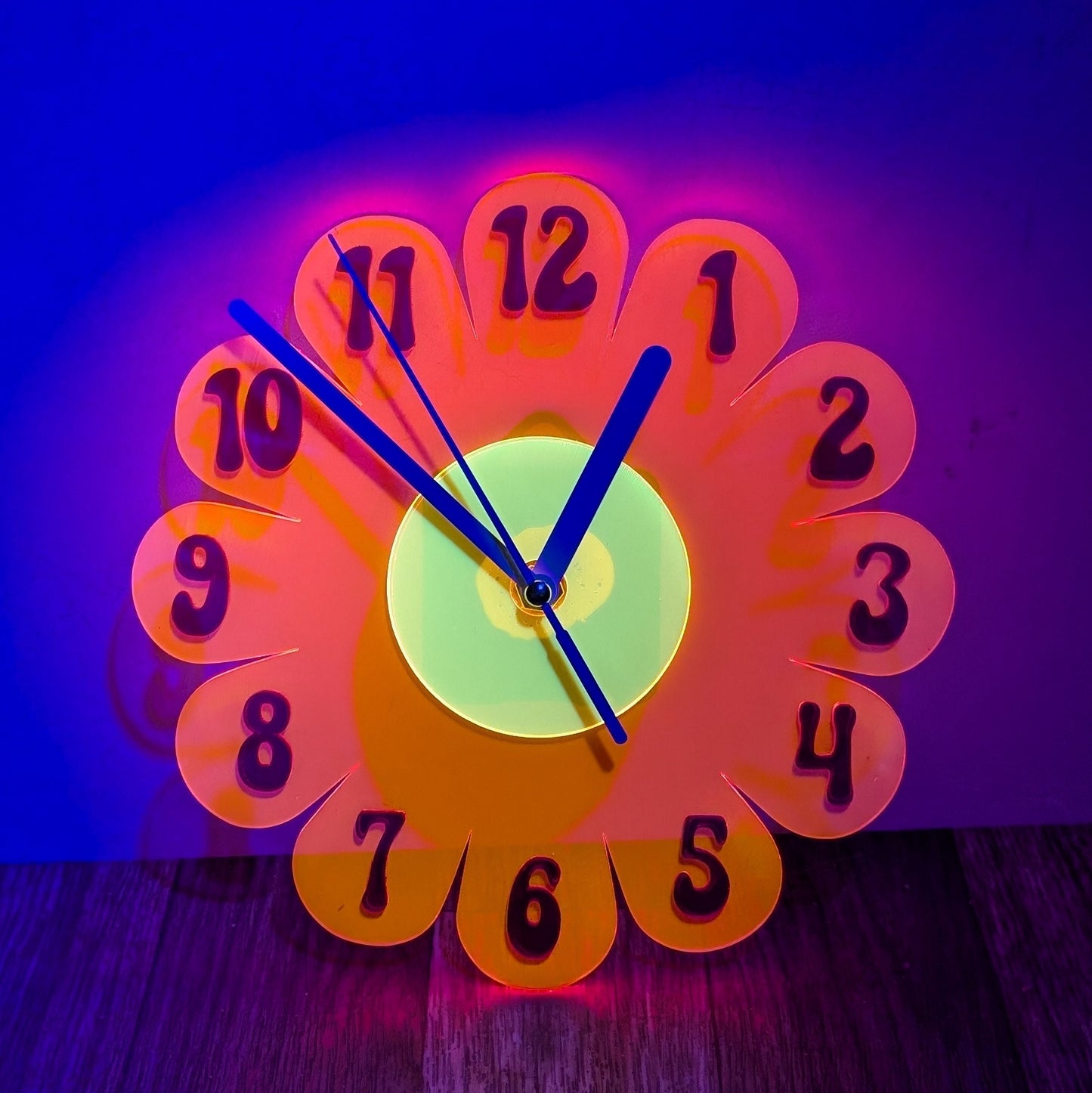 Mini Blacklight Reactive Daisy Clock