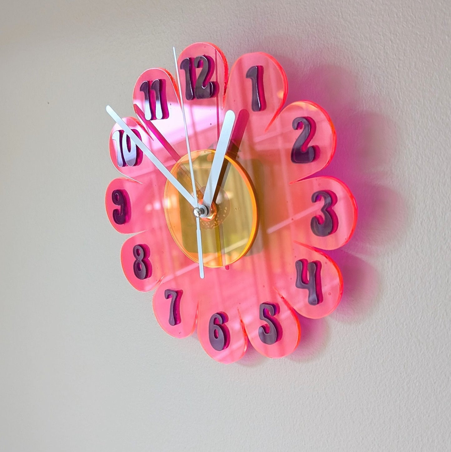 Mini Blacklight Reactive Daisy Clock