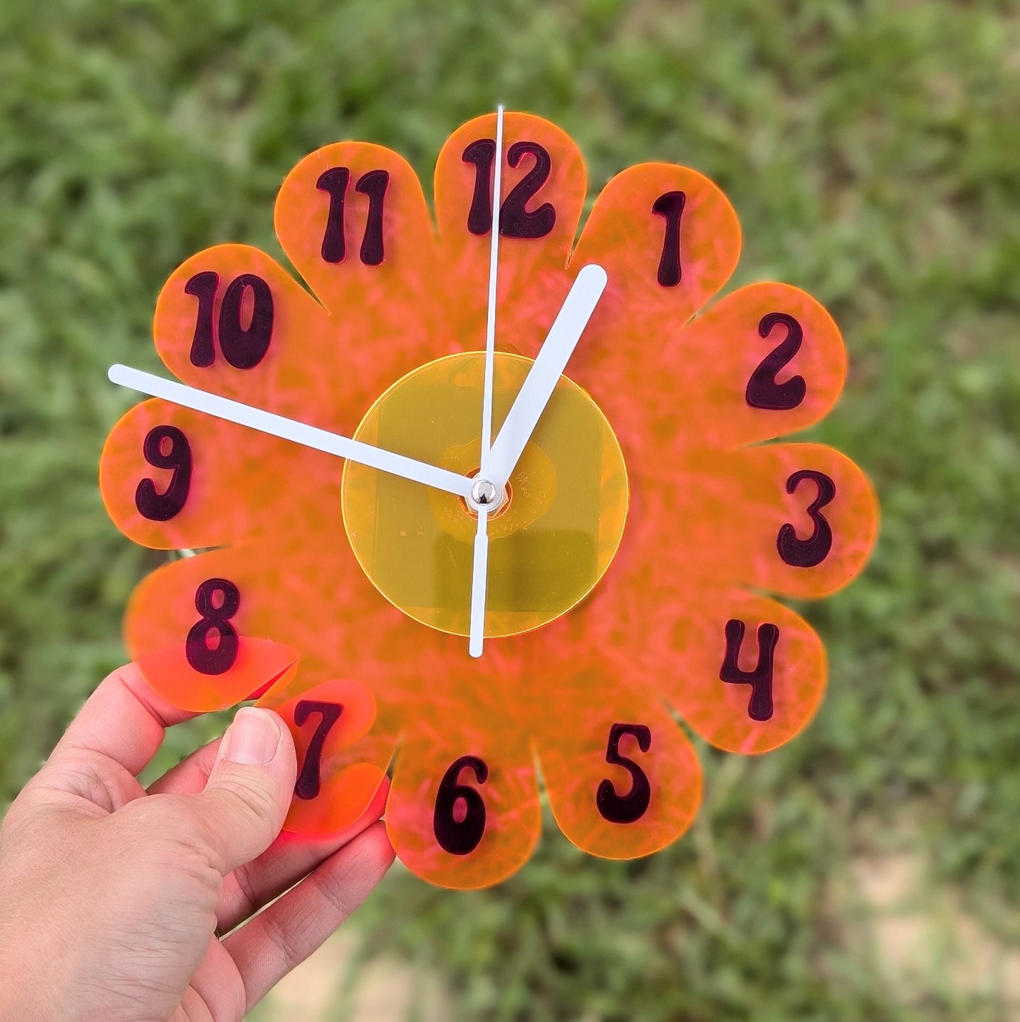 Mini Blacklight Reactive Daisy Clock