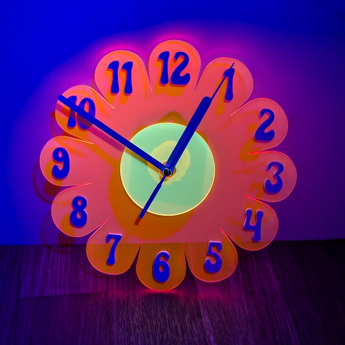 Mini Blacklight Reactive Daisy Clock