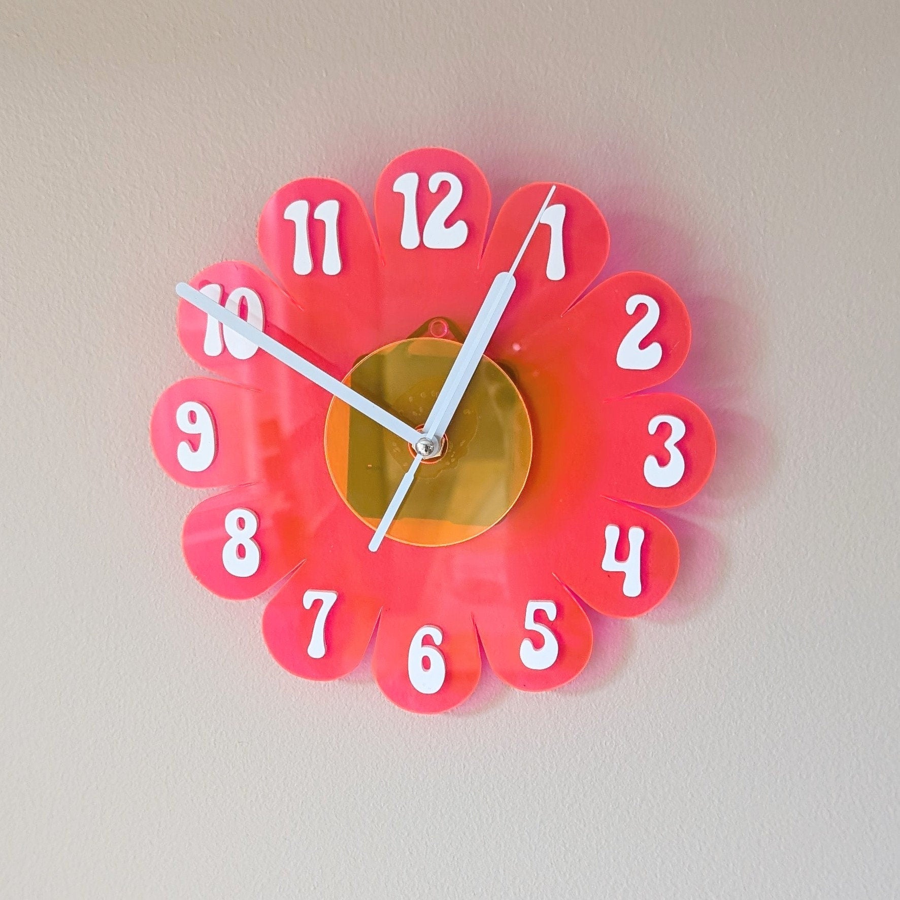Mini Blacklight Reactive Daisy Clock